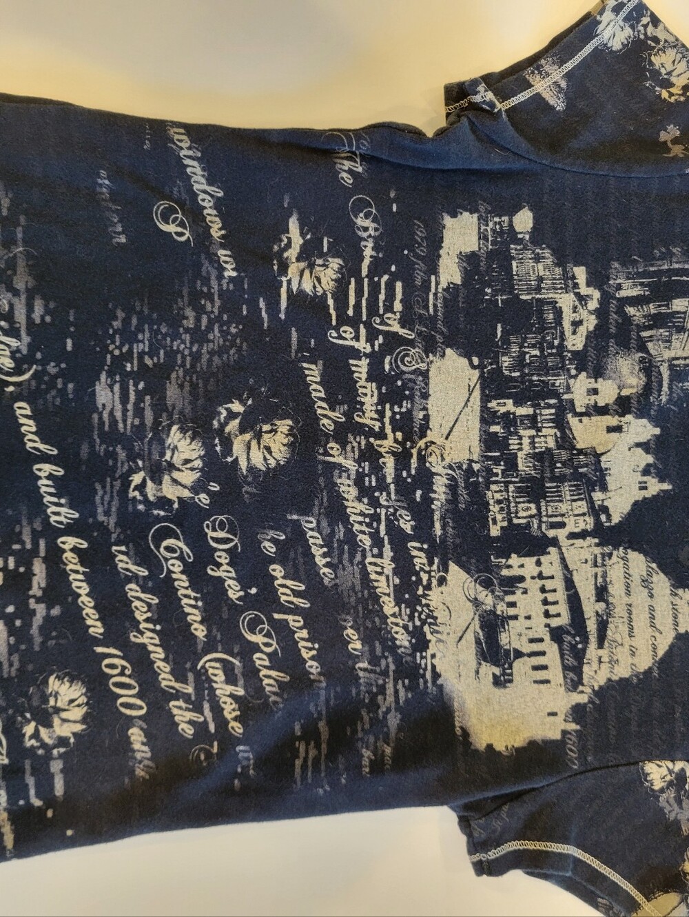Venice Graphic V-Neck Short Sleeve Tee - Black and Cream Small - Picture 6 of 8